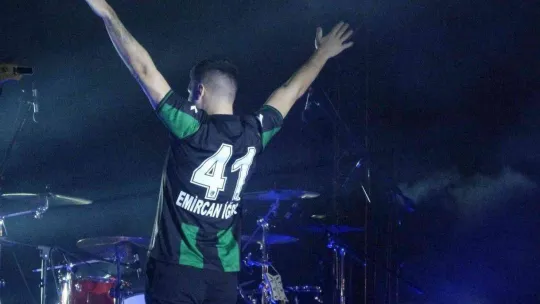 Emir Can İğrek Kocaeli'yi salladı, hayranları çatı ve köprülere çıktı