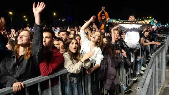 Emir Can İğrek Kocaeli'yi salladı, hayranları çatı ve köprülere çıktı