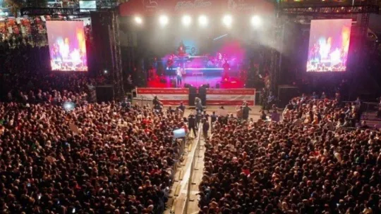 Emir Can İğrek Kocaeli'yi salladı, hayranları çatı ve köprülere çıktı