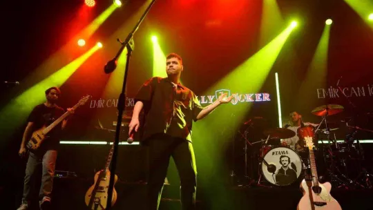 Emir Can İğrek, şarkıyı Bursaspor'a ithaf etti