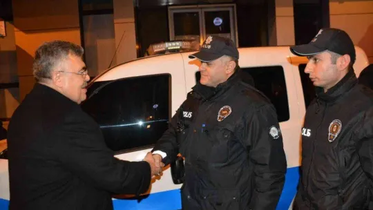 Emniyet müdürü sokağa indi, ekipleri tek tek denetledi