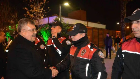 Emniyet müdürü sokağa indi, ekipleri tek tek denetledi