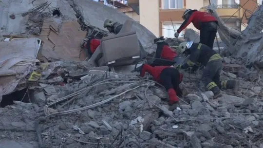 Emre Apartmanı'nda arama kurtarma çalışmaları 38. saatinde