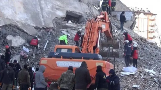 Emre Apartmanı'nda arama kurtarma çalışmaları 38. saatinde