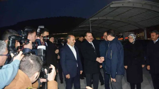 Enerji Bakanı Dönmez, yeni yıla bor işçileri ile girdi