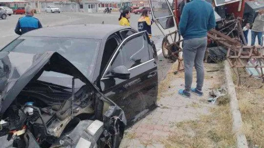 Enez Belediye Başkanı Günenç kaza yaptı, makam arabası hurdaya döndü