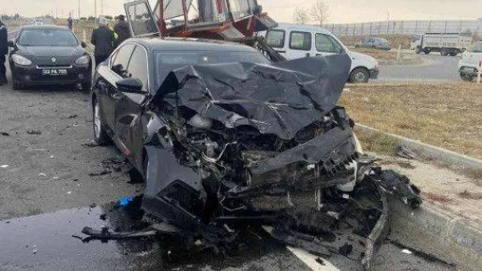 Enez Belediye Başkanının makam aracıyla çarpışan traktörün sürücüsü ağır yaralandı