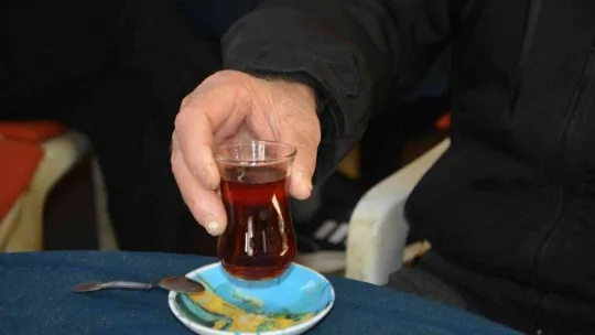 Enflasyona inat çayı 1 TL'ye satıyor