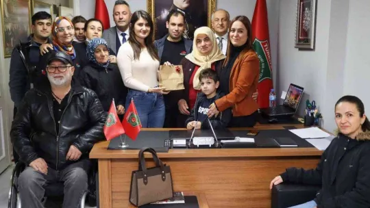 Engelli gençler el emeklerinin gelirini şehit ailelerine bağışladı