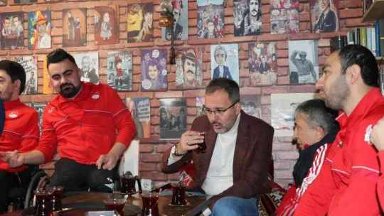 Engelli sporcular Bakan Kasapoğlu ile masa tenisi oynadı