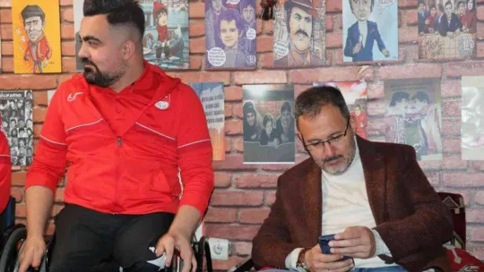 Engelli sporcular Bakan Kasapoğlu ile masa tenisi oynadı