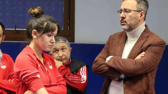 Engelli sporcular Bakan Kasapoğlu ile masa tenisi oynadı