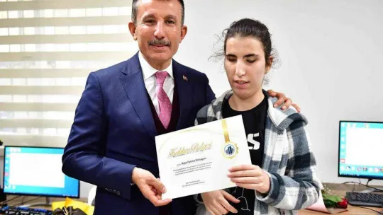 Engelsiz bilgisayar kursiyerleri sertifikalarına kavuştu