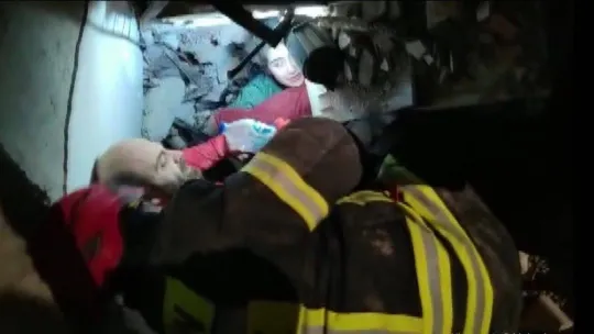 Enkaz altında kalan baba ile kızı göçük altından sağ kurtarıldı