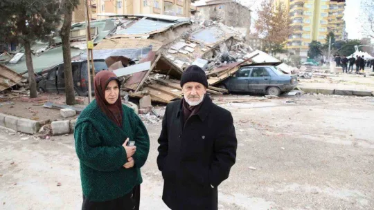 Enkaz altında kalmaktan dakikalarla kurtuldular