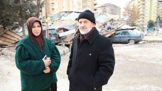 Enkaz altında kalmaktan dakikalarla kurtuldular