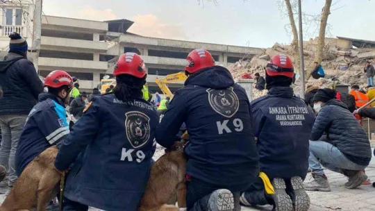 Enkaz altında orucunu itfaiye erinin verdiği su ile açtı