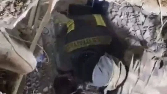 Enkaz altından kurtarılan 3 yaşındaki Miran'a hayat öpücüğü