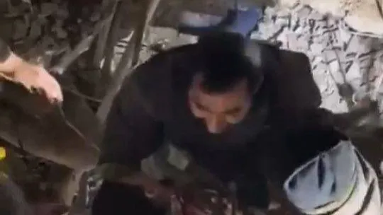 Enkaz altından kurtarılan 3 yaşındaki Miran'a hayat öpücüğü