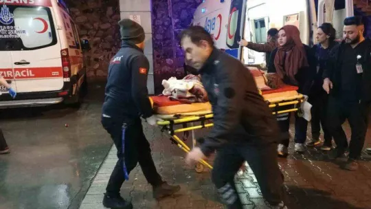 Enkaz altından kurtarılarak tedavi için İstanbul'a getirilen yaralılar hastanelere götürüldü