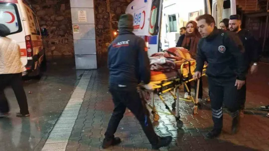 Enkaz altından kurtarılarak tedavi için İstanbul'a getirilen yaralılar hastanelere götürüldü