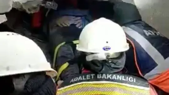Enkaz altından kurtarma saniye saniye kaydedildi