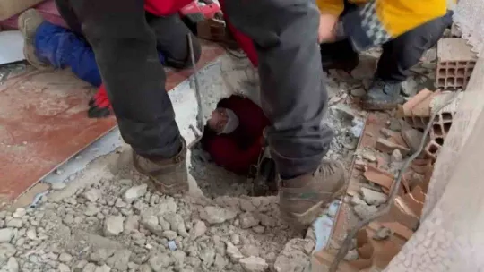 Enkaz altından saatler sonra inanılmaz kurtuluş