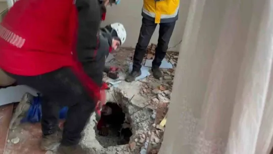 Enkaz altından saatler sonra inanılmaz kurtuluş