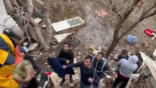 Enkaz altından saatler sonra inanılmaz kurtuluş