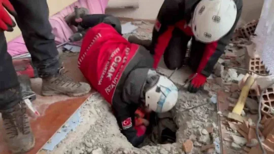 Enkaz altından saatler sonra inanılmaz kurtuluş