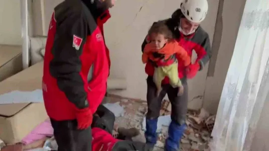 Enkaz altından saatler sonra inanılmaz kurtuluş