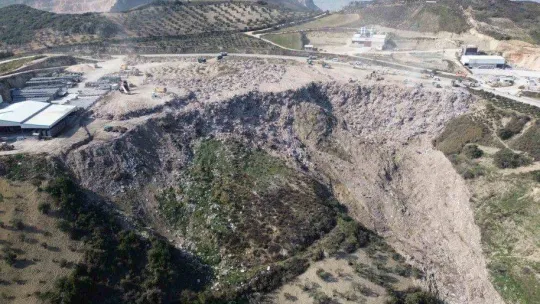 Enkaz taşıyan hafriyat kamyonlarının oluşturduğu kuyruk havadan görüntülendi