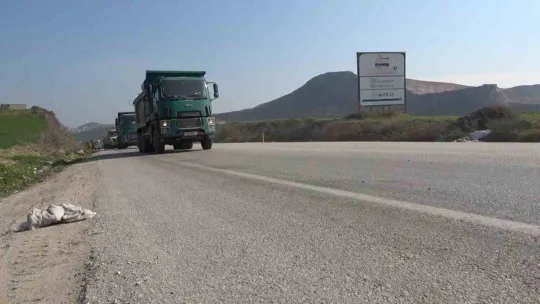 Enkaz taşıyan hafriyat kamyonlarının oluşturduğu kuyruk havadan görüntülendi