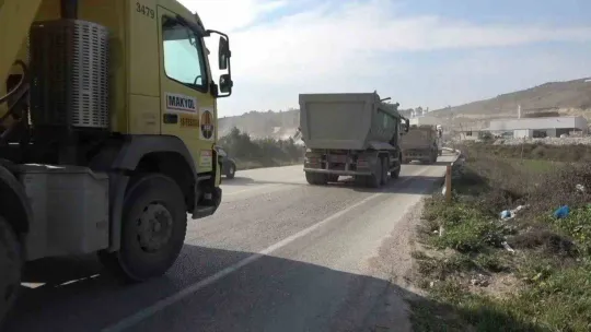 Enkaz taşıyan hafriyat kamyonlarının oluşturduğu kuyruk havadan görüntülendi