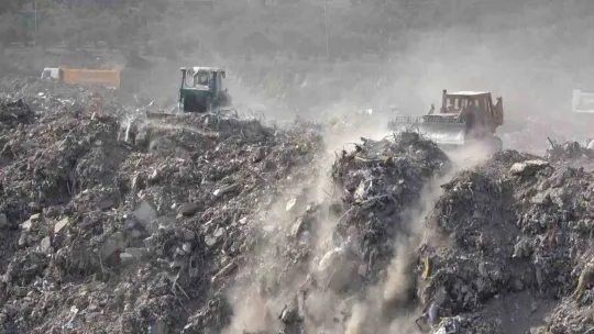 Enkaz taşıyan hafriyat kamyonlarının oluşturduğu kuyruk havadan görüntülendi