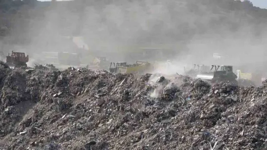 Enkaz taşıyan hafriyat kamyonlarının oluşturduğu kuyruk havadan görüntülendi