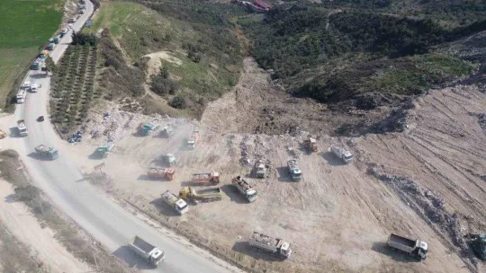 Enkaz taşıyan hafriyat kamyonlarının oluşturduğu kuyruk havadan görüntülendi