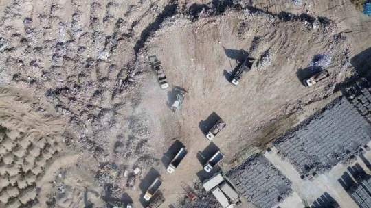 Enkaz taşıyan hafriyat kamyonlarının oluşturduğu kuyruk havadan görüntülendi