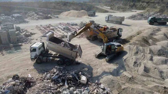 Enkaz taşıyan hafriyat kamyonlarının oluşturduğu kuyruk havadan görüntülendi