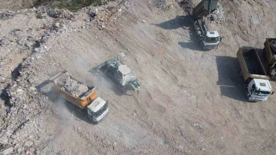 Enkaz taşıyan hafriyat kamyonlarının oluşturduğu kuyruk havadan görüntülendi