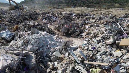 Enkaz taşıyan hafriyat kamyonlarının oluşturduğu kuyruk havadan görüntülendi