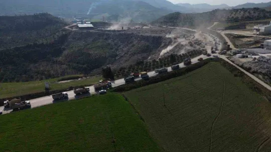 Enkaz taşıyan hafriyat kamyonlarının oluşturduğu kuyruk havadan görüntülendi