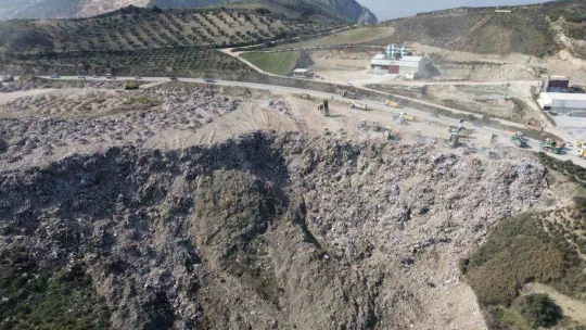 Enkaz taşıyan hafriyat kamyonlarının oluşturduğu kuyruk havadan görüntülendi