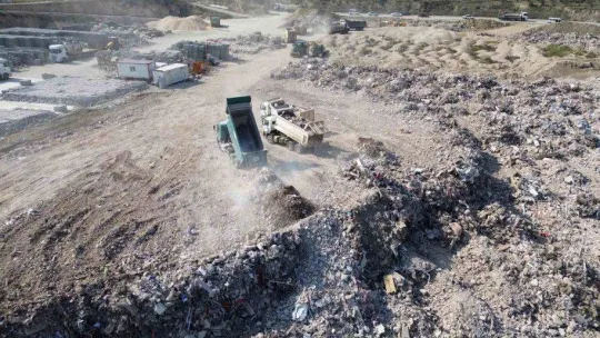 Enkaz taşıyan hafriyat kamyonlarının oluşturduğu kuyruk havadan görüntülendi