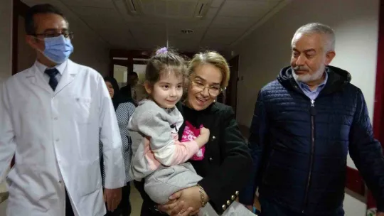 Enkazdan çıkan kızına 18 gün sonra kavuşan anne gözyaşlarına boğuldu