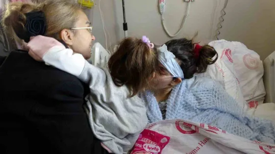 Enkazdan çıkan kızına 18 gün sonra kavuşan anne gözyaşlarına boğuldu