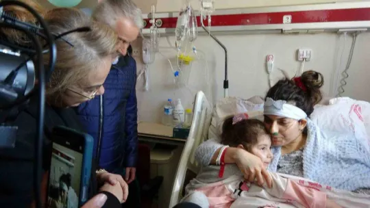 Enkazdan çıkan kızına 18 gün sonra kavuşan anne gözyaşlarına boğuldu