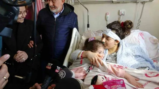 Enkazdan çıkan kızına 18 gün sonra kavuşan anne gözyaşlarına boğuldu