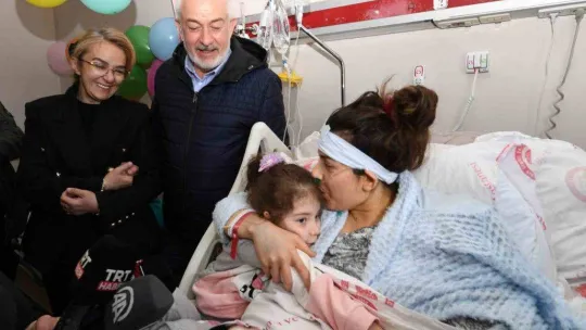 Enkazdan çıkan kızına 18 gün sonra kavuşan anne gözyaşlarına boğuldu