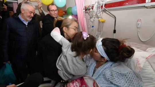 Enkazdan çıkan kızına 18 gün sonra kavuşan anne gözyaşlarına boğuldu